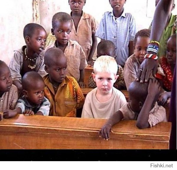 Все мальчишки смотрят на альбиноса, как на чудо.....и лишь один, в дорогой рубашке - как на врага.