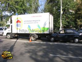 Например так. А теперь представляем грузовик побольше, а на месте царапины сцепное устройство.