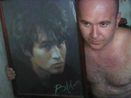 всю жизнь рок музыку слушаю...никогда и нигде...не встречал подобного чтобы на одной шестой суши земли...в каждом городе...на каждом доме...в каждом подъезде и лифте было написано...ЦОЙ-ЖИВ...ЦОЙ С НАМИ...ЦОЙ МЫ С ТОБОЙ...таких не было и наверное не будет...а внизу я...мы всегда вместе...поставте музыку...слышите...поёт Виктор Цой...