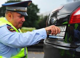 иногда(но очень редко)они бывают вменяемыми.
Госдума приняла в третьем чтении ряд поправок в КоАП, предусматривающие отмену административного ареста и снятие номеров с автомобилей за неоплаченный штраф при нарушении ПДД. Поправки были предложены группой депутатов во главе с зампредом комитета Госдумы по госстроительству Вячеславом Лысаковым.

Наказание путем изъятия номеров за отсутствие полисов ОСАГО, тонированных стекол и других нарушений правил эксплуатации транспортных средств, по словам Вячеслава Лысакова, просто потеряло смысл после того, как 15 октября вступает в силу новый регламент выдачи госзнаков, который позволяет изготавливать дубликаты. Сделать новые номера автовладелец может в ряде коммерческих контор в любом регионе страны.

Административный арест за неуплату штрафов за нарушение ПДД также отменяется. Добавим, что мера пресечения в виде ареста до 15 суток остается в силе для тех случаев, когда водитель попался нетрезвым, отказался проходить медосвидетельствование, или скрылся с места ДТП.