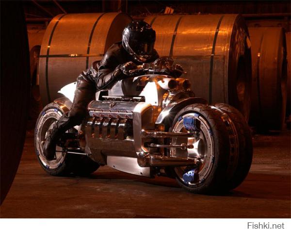 Dodge Tomahawk. Это самый необычный концептуальный мотоцикл. До сих пор, хотя с его премьеры прошло больше 10 лет, никто не смог его переплюнуть. Более того, байк даже ушел в серию. Почти. Все же 9 выпущенных экземпляров – маловато для серийного производства, но это намного больше, чем у обычного концепта. Честно говоря, их могло бы быть и больше, но цена в полмиллиона долларов отпугивает потенциальных покупателей.