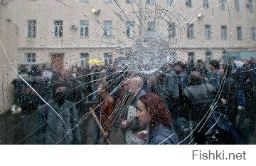 Большой грабёж начался:зря что-ли головорезов кормил!
СМИ: одесский нефтеперерабатывающий завод захвачен неизвестными

В Одессе люди, вооруженные автоматами, захватили городской нефтеперерабатывающий завод, сообщает украинский журнал «Корреспондент».По словам руководителя завода 
, вооруженные автоматами люди ворвались на территорию завода в сопровождении милиции, прокуратуры и сотрудников компании «Укрнафта».Он также заявил, что, по его мнению, вооруженные люди могут иметь отношение к частной охранной фирме олигарха Игоря Коломойского.Как сообщает издание, охрана завода изолирована. В случае неподчинения, вооруженные люди в камуфляже откроют огонь.«Корреспондент» также отмечает, что одесская милиция пока воздерживается от комментариев касательно инцидента.Ранее 17 октября на территорию Одесского нефтеперерабатывающего завода уже пытались проникнуть около 150 вооруженных людей. Предположительно для того, чтобы изъять из резервуаров завода топливо.