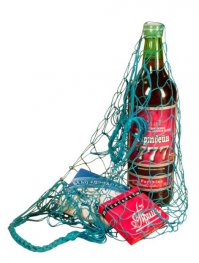 Инночка,при всём уважении к Вам,ну какое отношение портвейн имеет к России?Да,пили,любили и под него любили,но это не русская торговая марка
Портве́йн (от нем. Portwein), по́рто (от порт. Porto) — креплёное вино, производимое на северо-востоке Португалии в долине реки Дору. Согласно международному маркетинговому праву, название «портвейн» имеют право носить только напитки, произведенные в обозначенном регионе долины Дору по установленной технологии
А так,конечно,ништяк был напиток...