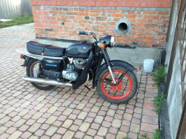 А я Восход дедов потихоньку чиню - заводится без толкача! Правда сейчас разобрал, решил и в движок залезть и электрику (пере)делать.