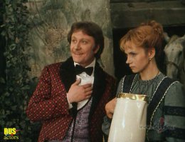 А бабочка крылышками
Бяк-бяк-бяк-бяк,
А за ней воробышек
Прыг-прыг-прыг-прыг,
Он её голубушку
Шмяк-шмяк-шмяк-шмяк,
Ам ням-ням-ням,
Да и шмыг-шмыг-шмыг-шмыг.
А бабочка крылышками
Бяк-бяк-бяк-бяк,
А за ней воробышек
Прыг-прыг-прыг-прыг,
Он её голубушку
Шмяк-шмяк-шмяк-шмяк,
Ам ням-ням-ням,
Да и шмыг-шмыг-шмыг-шмыг.