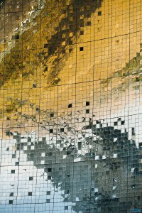 Скорее да чем нет, похоже это сооружение является секретным месторождением волшебных предметов, с помощью которых можно видеть своё отражение в ванной...