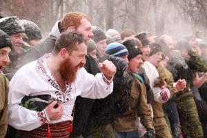 эка невидаль... 

Стено́шный бой или бои стенка на стенку — старинная русская народная забава. Заключается в кулачной схватке двух линий («стенок») между собой. В стеношном бою участвуют лица мужского пола от 16 до 60 лет. Количество участников варьируется от 10-15 до нескольких сотен человек. Наиболее массовые бои стенка на стенку устраиваются на Масленицу.