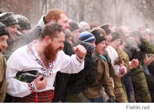 эка невидаль... 

Стено́шный бой или бои стенка на стенку — старинная русская народная забава. Заключается в кулачной схватке двух линий («стенок») между собой. В стеношном бою участвуют лица мужского пола от 16 до 60 лет. Количество участников варьируется от 10-15 до нескольких сотен человек. Наиболее массовые бои стенка на стенку устраиваются на Масленицу.