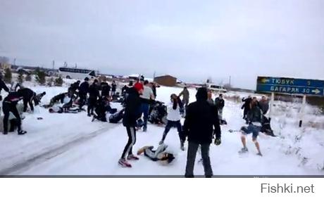 эка невидаль... 

Стено́шный бой или бои стенка на стенку — старинная русская народная забава. Заключается в кулачной схватке двух линий («стенок») между собой. В стеношном бою участвуют лица мужского пола от 16 до 60 лет. Количество участников варьируется от 10-15 до нескольких сотен человек. Наиболее массовые бои стенка на стенку устраиваются на Масленицу.