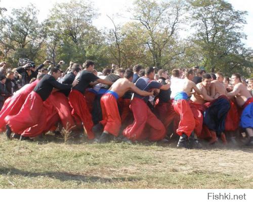 эка невидаль... 

Стено́шный бой или бои стенка на стенку — старинная русская народная забава. Заключается в кулачной схватке двух линий («стенок») между собой. В стеношном бою участвуют лица мужского пола от 16 до 60 лет. Количество участников варьируется от 10-15 до нескольких сотен человек. Наиболее массовые бои стенка на стенку устраиваются на Масленицу.