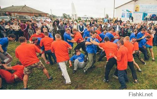 эка невидаль... 

Стено́шный бой или бои стенка на стенку — старинная русская народная забава. Заключается в кулачной схватке двух линий («стенок») между собой. В стеношном бою участвуют лица мужского пола от 16 до 60 лет. Количество участников варьируется от 10-15 до нескольких сотен человек. Наиболее массовые бои стенка на стенку устраиваются на Масленицу.