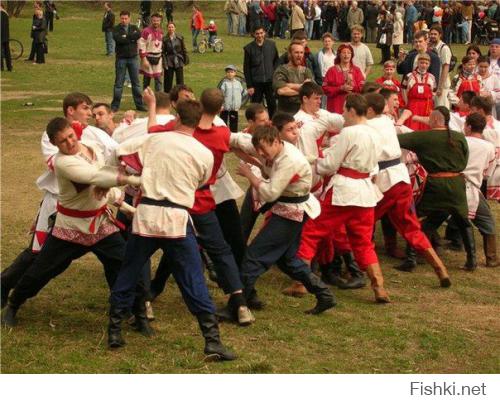 эка невидаль... 

Стено́шный бой или бои стенка на стенку — старинная русская народная забава. Заключается в кулачной схватке двух линий («стенок») между собой. В стеношном бою участвуют лица мужского пола от 16 до 60 лет. Количество участников варьируется от 10-15 до нескольких сотен человек. Наиболее массовые бои стенка на стенку устраиваются на Масленицу.