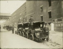 Электромобили такси Нью-Йорк 1897 год.
В 1897 году в Нью-Йорке работало уже 12 электромобилей, а к 1899 по городским улицам бегало больше 60 таких машин.