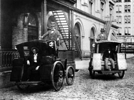 Электромобили такси Нью-Йорк 1897 год.
В 1897 году в Нью-Йорке работало уже 12 электромобилей, а к 1899 по городским улицам бегало больше 60 таких машин.