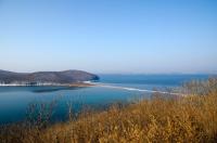 Искусственная коса, ведущая на остров Шкота (Владивосток). Тоже в прилив затопляется =)