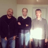 Сообщение от Дмитрия Стешина.
"Общался со Стрелковым. Он объяснил почему до сих пор не взяли Донецкий аэропорт: они сидят не в аэровокзале - там у них передовая, а в части ПВО в противоатомных убежищах. Игорь Иванович высказал очень интересную мысль, дословная цитата: "Наступать украинская армия не любит, но в обороне она хороша. Это ж русские...". И действительно, хоть у укров мозги и промыты, но они все равно остаются русскими, сохраняя часть русских боевых качеств." 
Наше фото с Игорем Ивановичем. (Стешин, Коц, Стрелков).