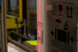 На 39 фотографии отчетливо просматривается упаковка с маркировкой и что-то мне подсказывает, что на ней обозначен запрет на штабелирование больше 2 штук, ну а ниже мы наблюдаем штабелирование 4 холодильников. Разгильдяйство на уровне завода или...?