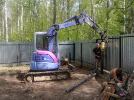 я вот давеча как баню в два этажа отгрохал. отстоялась она три года ветер, мороз, солнце и прочее всё правда под крышей. Ну так мало :-), баню делать передумал, думаю прируб делать и получится кухня 20 м.кв, сверху комната 20 м.кв. (то прируб), с другой стороны комната отдыха 17,5, сверху доче комната 17,5. А в центре уже душ, толчок, раковина, а бывшая парная бедут лесенка на второй этаж. Итого имеем 10х5 метров. Плюс пристройка 2 х 6 м. Во нагородил. Подвели газ осенью, буду по весне разводку делать что бы тепло было ну и опять свайный фундамент, прируб и ждать потом года два на усадку ну и вечная пока короче стройка. Спасибо! Удачи!