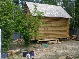 я вот давеча как баню в два этажа отгрохал. отстоялась она три года ветер, мороз, солнце и прочее всё правда под крышей. Ну так мало :-), баню делать передумал, думаю прируб делать и получится кухня 20 м.кв, сверху комната 20 м.кв. (то прируб), с другой стороны комната отдыха 17,5, сверху доче комната 17,5. А в центре уже душ, толчок, раковина, а бывшая парная бедут лесенка на второй этаж. Итого имеем 10х5 метров. Плюс пристройка 2 х 6 м. Во нагородил. Подвели газ осенью, буду по весне разводку делать что бы тепло было ну и опять свайный фундамент, прируб и ждать потом года два на усадку ну и вечная пока короче стройка. Спасибо! Удачи!