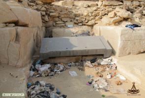 Больше всего убило,когда был около пирамид,это подобная помойка,там всё очень засрано,а на самих пирамидах выцарапаны туристами, и может быть местными, надписи типа "здесь был вася" и т.п.