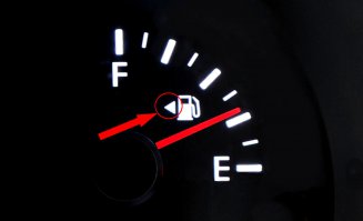 На панели всех новых и многих старых машин есть стрелка, указывающая с какой стороны находится бак.