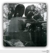 На фото в центре Иван Колосов, слева Василий Орлов - заряжающий ( о нём командир пишет в письме ), внизу механик-водитель Павел Рудов, после гибели которого, экипаж продолжил свой боевой рейд вдвоём.