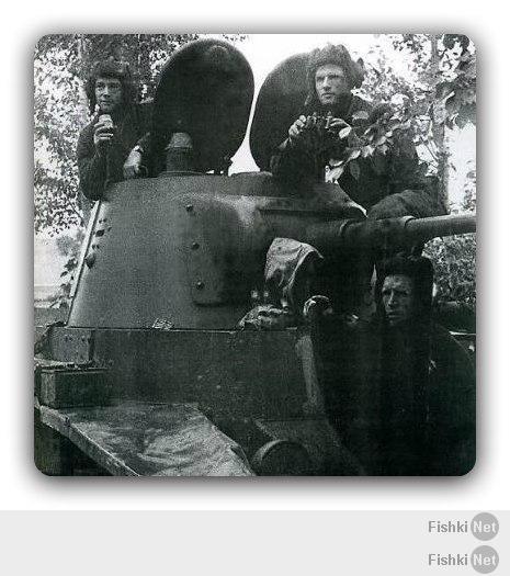 На фото в центре Иван Колосов, слева Василий Орлов - заряжающий ( о нём командир пишет в письме ), внизу механик-водитель Павел Рудов, после гибели которого, экипаж продолжил свой боевой рейд вдвоём.