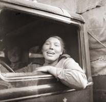 Дед Степан, а девушки наши где?
Вот такие, например:
шофёр-солдат 96-ой Гвардейской Иловайской стрелковой дивизии Аня Сенина сообщает солдатам на Карпатском перевале о капитуляции фашистской Германии.