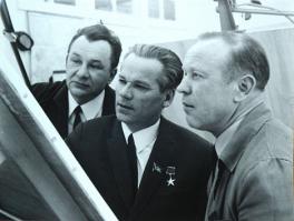 "Я — коммунист с 1952 года. В стране, которой управляли коммунисты, я — семнадцатый ребёнок в крестьянской семье — смог стать конструктором стрелкового оружия, подняться к вершинам профессионального мастерства. Под руководством Коммунистической партии мое поколение победило в страшной войне, построило мощную державу, проложило человечеству дорогу в космос, создало лучшие в мире образцы техники. Этим великим советским наследством мы живём поныне."
Настоящий мужик по словам и заслугам.