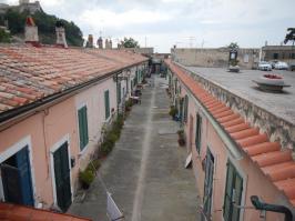 Чё пристали к Урюпинску? Вот к примеру крайне благополучный о. Эльба, с умопомрачительными ценами на жильё: