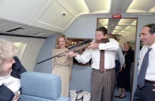 Вот серия фото
1) Порашенко добивает раненых из снайперской винтовки
2) Парашенко расстреливает из пулемета мирных жителей
3) Королева Аеликобритании расстреливает Шотландцев
4) Президент США Роналд Рейган добивает бортпроводника