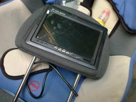 Лажа полная. Будешь ждать выравняется давление утонешь нахер. Разбить стекло огнетушителем? Сейчас, только до багажника доплыву. Все гораздо проще. Надо снять подголовник, в нем два металлических штыря, ими и разбить стекло. Так проще всего