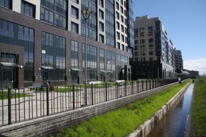 "Балтийска жемчужина" у нас в Питере тоже долго пустовала, Китайцы построили, там что-то про превышение норм содержания аммиака было, но вот заселились все вроде недавно, теперь очень густонаселенный, симпатичный район. 35 000 жителей, строился с 2005 года.