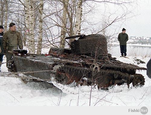 Вот сайт  музея, на площадке которого выставлена техника поднятая из Невы и найденая в Синявинских болотах. Я общался с сотрудниками музея по поводу подъёма танков. Так вот поднять их не самое сложное, хотя там и течение и расположение на дне. Финансы на реставрацию - это первая проблема. Вторая проблема - на всю технику что доставалась из болот и из Невы постоянно покушалась Москва Последний КВ еле отбили. 
Правда, тут есть одно приятное "но". Сразу оговорюсь, что стараюсь держаться от любых политических дискуссий подальше, т.к. это ничего не изменит, а настроение испортит. 
Так вот, раньше музей держался на скудных дотациях от государства, подаянии от посетителей и энтузиазме служащих. Но, месяца три назад, музей посетил Путин и, по последней информации, дал отмашку на развитие, расширение и финансирование музея, и вроде как вопрос с танками (должны оставаться в музее) решён. 
Так что вопрос с физической помощью и оборудованием вполне может быть своевременным. На сегодняшний момент известно о том что вблизи берега под водой находится около двадцати разных танков. А вот дальше (и глубже) надо смотреть, т.к. они проваливались под лёд по всей ширине Невы. И это не считая орудий и прочего.  
P.S. Накидаю немного фотографий поднятых и отреставрированных танков. КВ под номером 061 был восстановлен полностью и на место стоянки вставал своим ходом. На танке Т-26, справа по ходу движения, видна пробоина на месте мехвода.