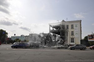 Смоленск в годы оккупации, как говорится, почувствуй разницу! Мы сражались и потому города лежали в руинах, а они свои сдавали без боя!
