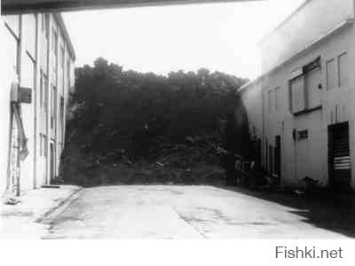 1973 году на исландском острове Хеймаэй в течение нескольких месяцев потоки лавы, угрожавшие городу Вестманнаэйяр, поливали из водомётов морской водой. Попадая на раскаленную магму, она испарялась, помогая ей затвердеть.
Пятая часть города была уничтожена, прежде чем в город были доставлены водяные пушки большего размера. Вскоре лава была остановлена, а бухта спасена. Всего для этой операции было использовано 6,8 млрд литров воды.
По мнению Шеннон Навотняк, профессора геологии в Университете штата Айдахо, условия для остановки лавы в Исландии были благоприятными. Лава текла медленно, а количество воды для охлаждения было практически безграничным.
