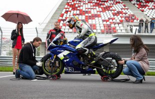 Война мото/авто - это навязанная нам действительность. СМИ (средства массовой истерии) каждое ДТП обмусоливают до появления у зрителей рефлекса "колёс не столько, сколько у меня - значит вражина". Нет никакой войны. Есть нормальные водители, а есть мудаки на моте, и мудаки на авто. Иногда они друг друга находят, и тогда начинается шоу.

PS: Зря вы меня не любите - я и велосипедист в том числе)

PPS: А спортбайку всё же место на треке ;) Он там как рыба в воде.
В городе дорожник удобнее, и, кроме скорости, во всём выигрывает у спорта.