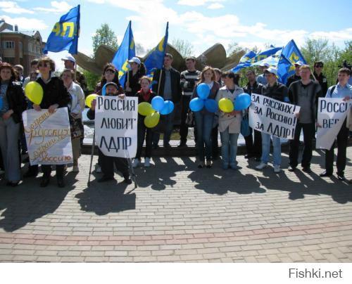 я бы вам нашел и фото и видео где с украинскими флагами 
в Москве и Питере люди ходят, но мне лень 
(и смысла не вижу - вы же не поверите)
с одного клика нашел вот такие цвета...
вы же о цвете?

вместо слов))