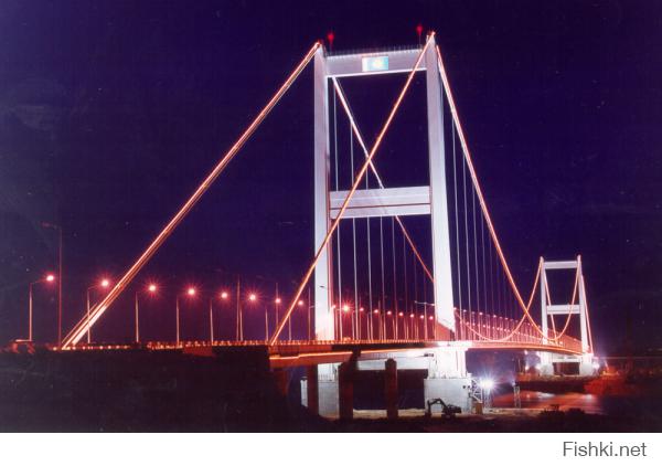 Семипалатинск, Казахстан
Сейсмостойкий подвесной мост через Иртыш в городе Семипалатинскв Казахстане. Длина основного пролёта 750 метров, при общей длине 1086 метров.