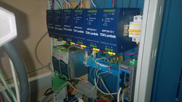 И это все-таки дискретно-аналоговая слаботочка, просто первая фотка такая, с входищям питанием для Вудвардовских компов которые выше в шкафу. 
Ну, а если без мажорства, для себя чисто стенд в лаборатории, то примерно как-то так: