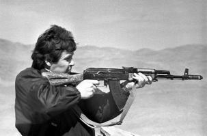 Лев Лещенко,недавно Пореченков тоже примерно так-же делал.
Политические игры не надо было вообще туда суваться в чужое государство.
Все равно ничего не добились.Только ребята полегли.