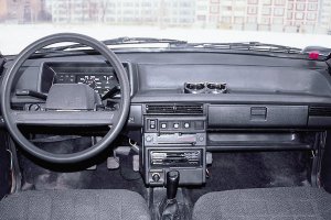 Низкая панель была самая лутшая,меньше гремела на ощупь была приятней чем высокая,теплее.У меня 9 была с низкой панелью.Правда темного цвета.