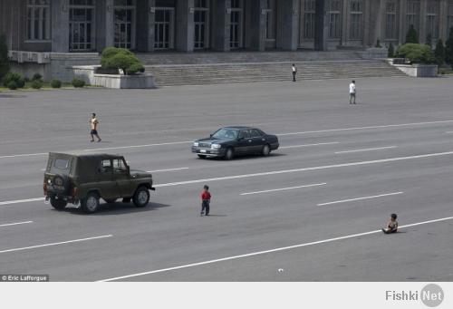 У меня два вопроса.
1. Если фотографу всё запрещалось снимать и говорили удалять снимки,то как он это всё сделал и сохранил?
2. Почему на нашем УАЗе написано TOYOTA?