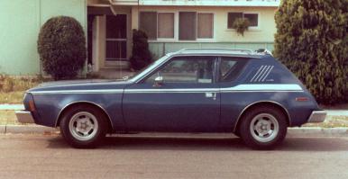 Вот еще забавный автомобиль: AMC Gremlin. В семидесятых годах прошлого столетия решили американцы дать бой на своем автомобильном рынке японцам. И создать машинку компактную и экономичную. Машинку решили сделать длиной 4,235 м (как Жигули, примерно), но при этом зафигачили туда зачем-то рядный 6-ти цилиндровый (!) двигатель объемом 3,8 литра (!!). В результате машина при таких габаритах получилась не столько компактной, сколько тесной: всю компактность "съел" здоровенный мотор. Ах да! Машина должна же быть экономичной. Поэтому мотор развивал всего 78 л.с. 3,8 литра и 78 л.с. (как у Жигулей, примерно). Правда физику им обмануть не удалось и 3,8 литра жрали в три (и восемь десятых) глотки. Но зато получилось, как у японцев тех лет: тесно и не едет.
