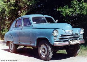 На фото — какая-то непонятная переделка, коих по дорогам России колесит очень много. А между тем, с 1955 по 1958 годы ГАЗ производил серийную модель ГАЗ-М72, представлявшую из себя, по сути, "Победу" на шасси ГАЗ-69.
