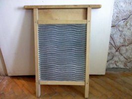 Во-во, а ещё такая тема вместо стиральной машины проканает. Тупейший пост! Давайте все перейдём на народные средства. Книги при свете лучины будем читать. Вместо чистящих средств, цена которых 1-2 евро, будем вонять уксусом и соду использовать. Зачем нам эта информация?