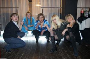 А эти то че? Съемки закончились, отдыхають))