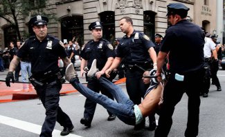 26 февраля, 22:30 

Совет американского города Рино поручил местному департаменту полиции срочно отозвать из Киева группу из пятерых стражей порядка, тренирующих украинских силовиков.

 «Руководитель полиции Рино Стив Питтс заверил членов горсовета, что уже распорядился о досрочном возвращении пятерых своих подчинённых», - пишет местное издание The Reno Gazette-Journal.

Как отмечается, мэр Рино Хилари Шиве и члены совета были возмущены тем, что решение об отправке на Украину сотрудников городской полиции было принято в тайне от них. «Городской совет отвечает за безопасность жителей города Рино», - заявила глава города. Среди прочего мэр и горсовет обеспокоены тем, что полицейские отправились на Украину в тот момент, когда у них дома очень много дел по обеспечению безопасности и поддержанию общественного порядка.

Полицейские из Рино были направлены на Украину в минувшем месяце в качестве инструкторов в рамках программы Министерства юстиции США.