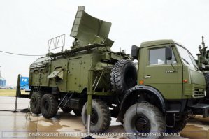 В войска начались поставки комплексов радиоподавления «Москва-1»

    Сегодня, 08:27

Новгородский завод «Квант» начал поставки в войска нового комплекса РЭБ «Москва-1», сообщает ТАСС со ссылкой на пресс-службу предприятия.
«Комплекс "Москва-1" успешно прошел государственные испытания, начата поставка изделия в Вооруженные силы России», – говорится в релизе.
К производству наземного комплекса «Москва-1» приступили в 2014 г. «Он предназначен для ведения радиотехнической разведки, управления средствами радиопомех и радиоэлектронного подавления систем противника и способен распознавать цели на расстояниях до 400 км», – отмечают в пресс-службе.

Комплекс монтируется на 3-х машинах КамАЗ, время развёртывания – не более 45 мин.

По данным производителя, «на базе автоматизированного командного пункта управления комплекса могут быть организованы различные конфигурации батальона РЭБ с возможностью оперативного управления не только новейшими модулями помех "Красуха-2" и "Красуха-4", но и хорошо себя зарекомендовавшими модернизированными станциями помех серии СПН».

НПО «Квант» входит в концерн «Радиоэлектронные технологии» корпорации «Ростех». Завод производит 27 типов РЭБ, в том числе «Терек», «Автобаза», «АК УП-1», «Краснуха 2.0», «Москва-1» и др.