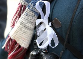 Акция возмездия и воспитания. Белоленточники всю ночь пели «Катюшу»

Свидетелями необычной демонстрации стали в ночь с 9 на 10 мая те жители Крылатского, у которых или разыгралась бессонница или затянулось празднование Дня Победы. По улицам и дворам этого престижного и, что тут скрывать, изрядно «белоленточного» района столицы строем ходила группа людей человек в 50 и что есть силы пела «Катюшу», «Этот день Победы..» и другие патриотические песни.
Колорит этому зрелищу, которое в любой другой ситуации не вызывало бы никакого удивления, придавало то, что группа поющих была украшена именно белыми ленточками, а отнюдь не георгиевскими, а также то, что их сопровождала менее многочисленная, но значительно лучше физически подготовленная группа молодежи и казаков с георгиевскими ленточками, подсказывавшая репертуар и напоминавшая слова песен, если хор начинал сбиваться.

Тайна этой процессии объясняется очень просто. Группа активных членов нашей «либерастичествующей» публики решила отметить 9 мая, но по-своему. То есть круто — в одном из лучших ресторанов, в своем стиле — без георгиевских лент и воспоминаний о Победе, а ругая страну, в которой живут, но зато нахваливая «борцов» с «Укропитекии», а главное — подальше от быдла, которое не может оценить их «эуропейских» идей. 
.... ;)